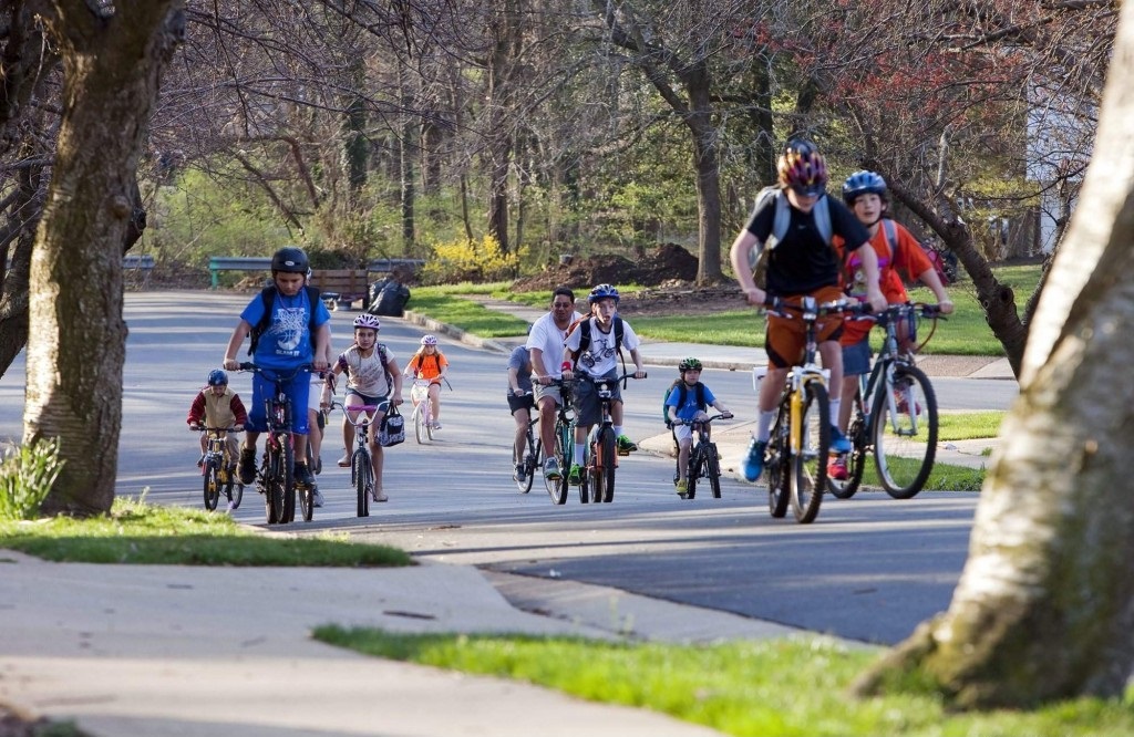 ca_nha_di_choi_cong_vien_bang_xe_dap_1024x690